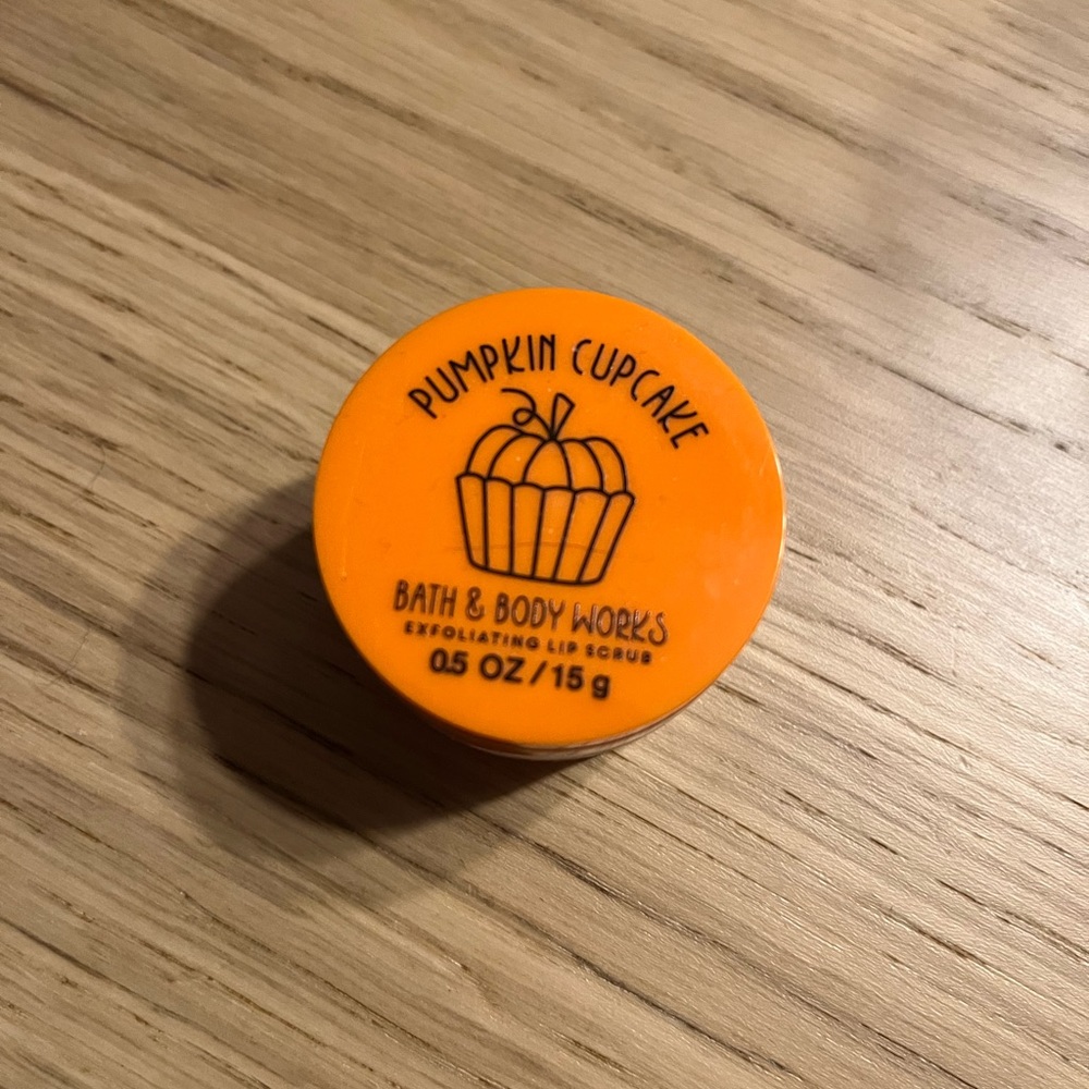 Bath & Body Works Exfoliating Lip Scrub. Pumpkin Cupcake.
